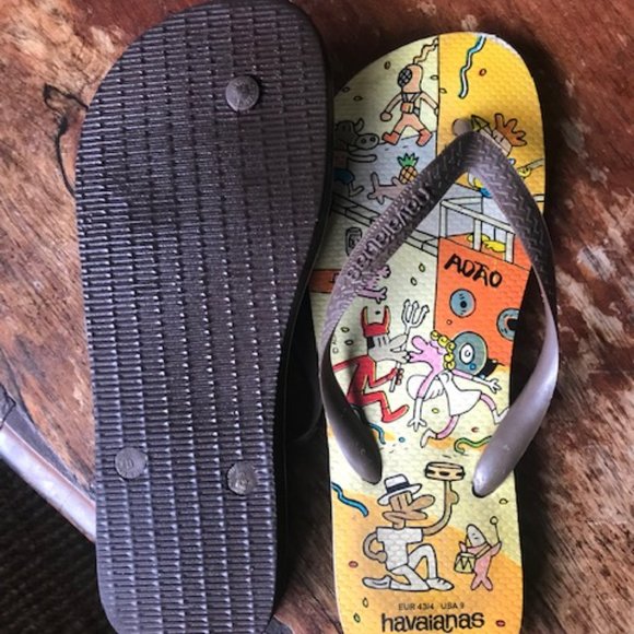 Havaianas Cartunistas! Fun Brazilian street party scene! US size 9, ER size 43. - Picture 4 of 5